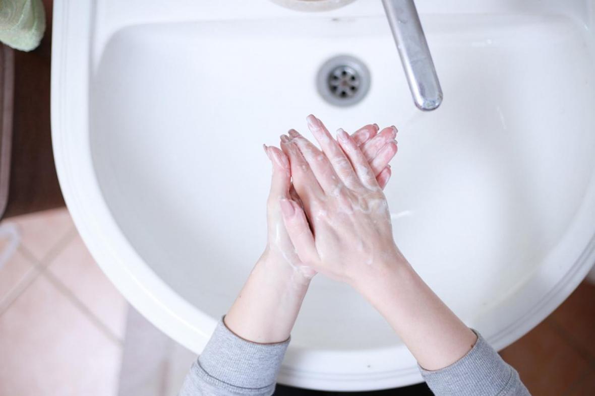 کاهش بیماری های همه گیر با شستن دست ها