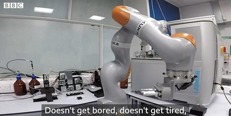 ربات خودروسازی که آزمایش کرونا انجام می دهد