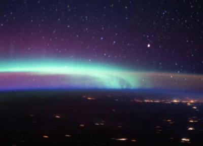 عکسی از نگاه ایستگاه فضایی که چند پدیده زیبای جوی را نشان می دهد
