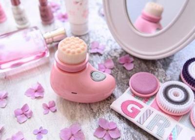 پاک سازی پوست صورت با برس کیوت اسکین